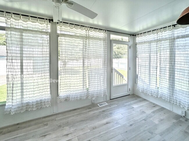 Building Photo - 3 Bed, 2 Bath Home with Garage / Pet-Friendly / Coming Soon!
