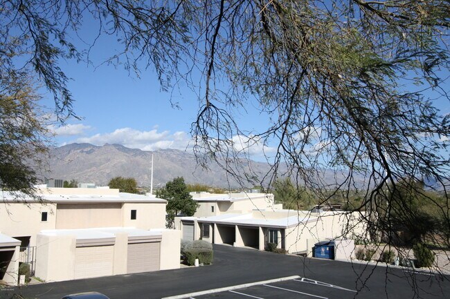 Building Photo - 3690 N Country Club Rd