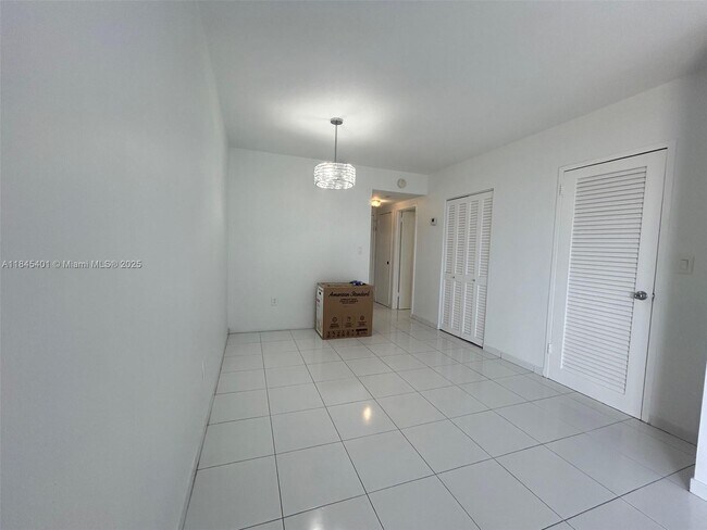 Building Photo - 2899 Collins Ave