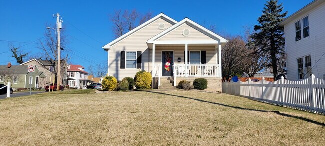 Building Photo - Welcome to your "home sweet home," perfectly situated just a few blocks from the heart of charmin...