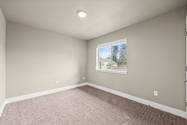 Building Photo - Modern 4-Bed Tacoma Home | Energy Efficien...