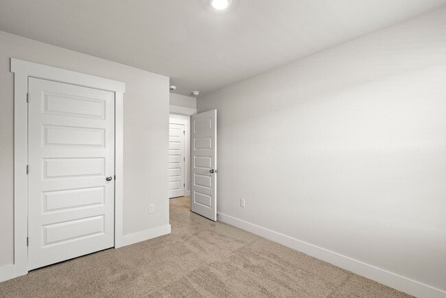 Building Photo - Brand New Town Home close to the beach!