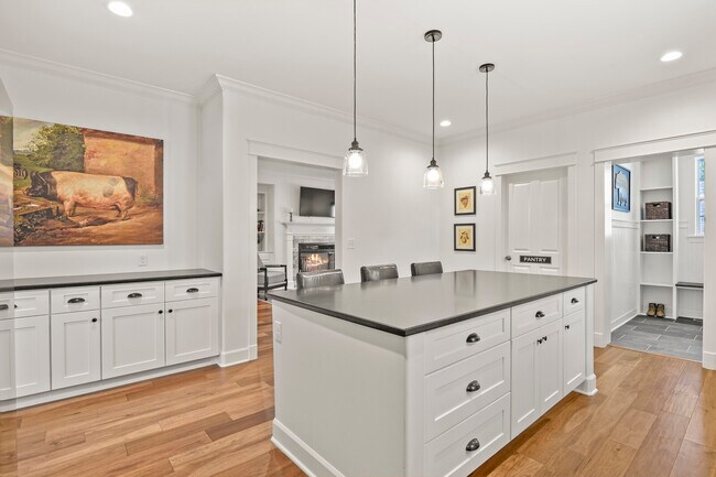 Building Photo - 1950 Mesa Park View