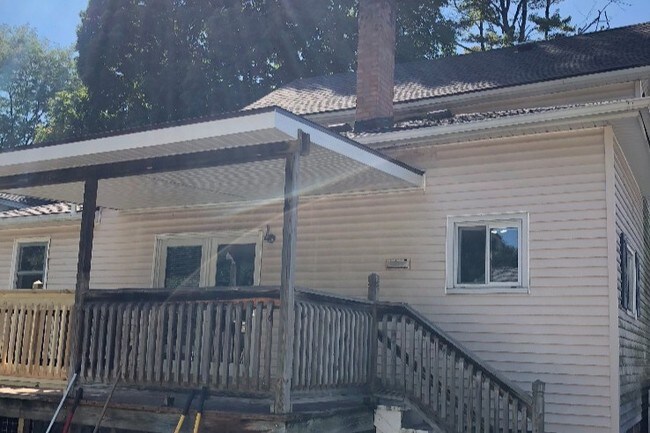 Deck off back of house - 814 Hall St