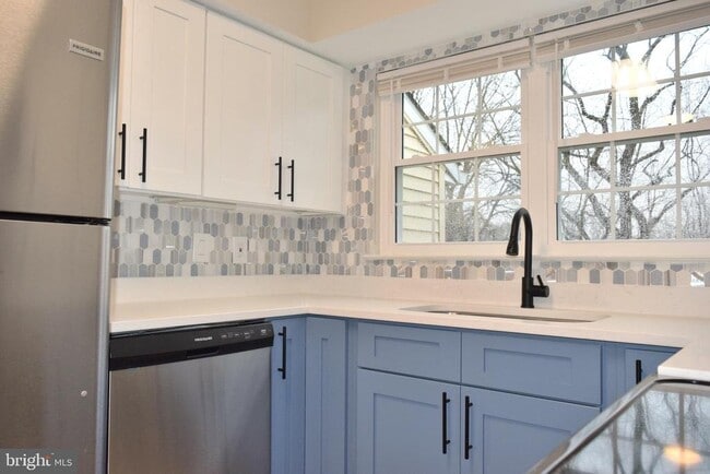 Building Photo - 12121 Chaucer Ln