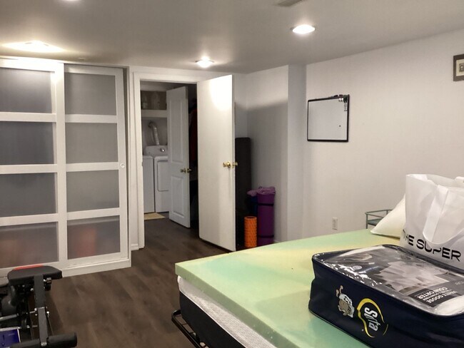 Building Photo - Cute 3 bedrooms, 2 baths walking distance to Greenlake