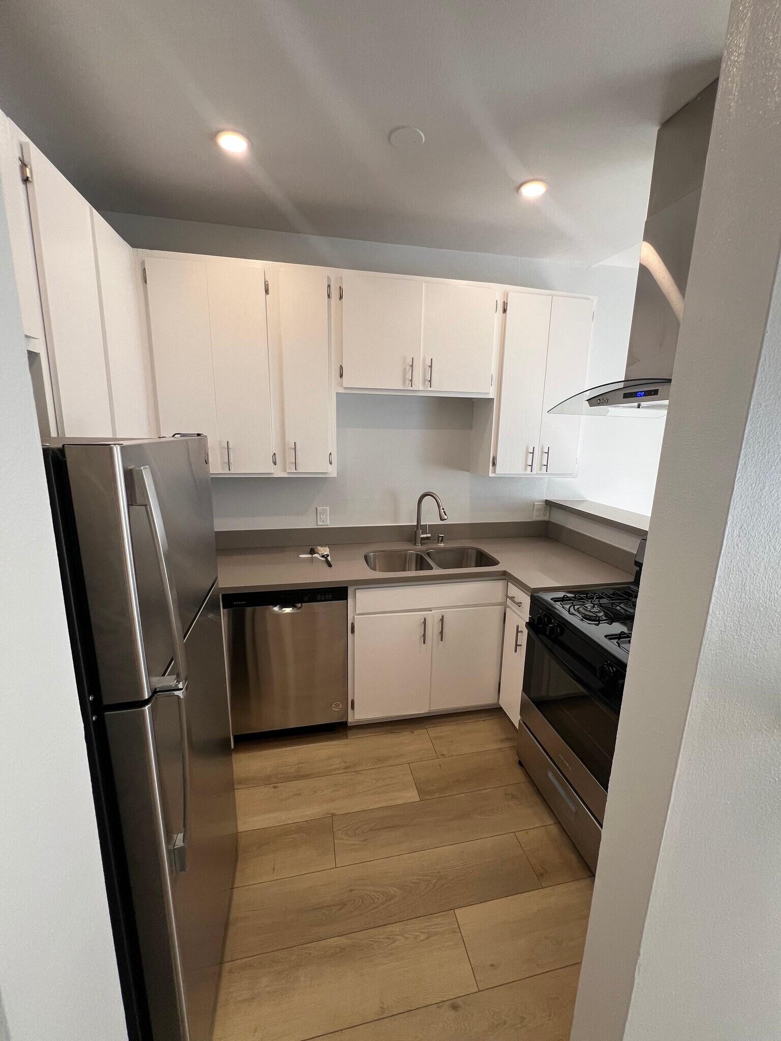 Building Photo - 2107 N Beachwood Dr