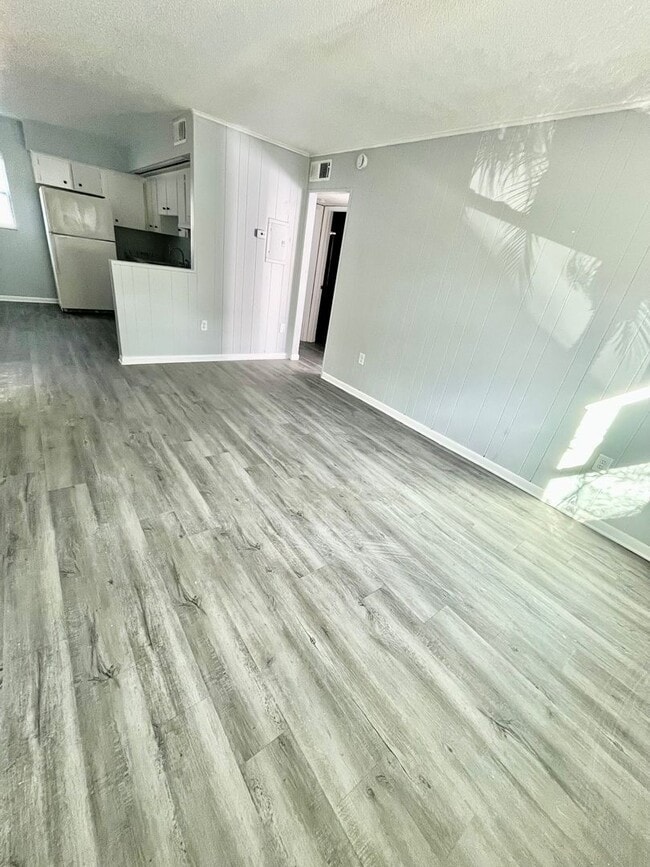 Building Photo - 927 N Iowa Ave