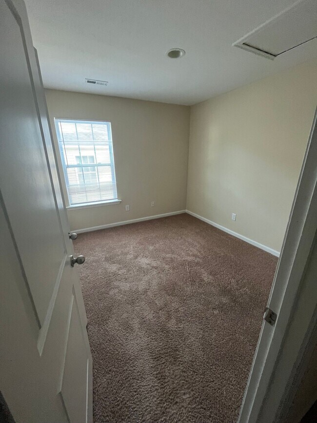 Building Photo - 3 bedroom townhome