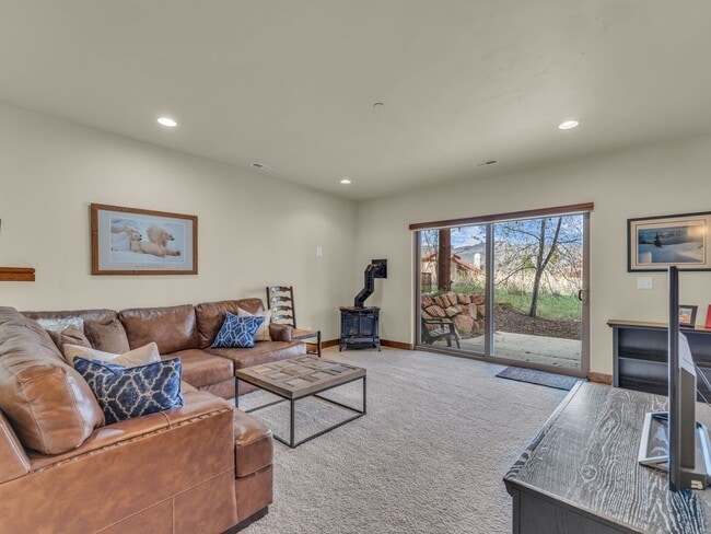 Building Photo - Cedar Ridge Townhome  **Mid-April thru November Rental**