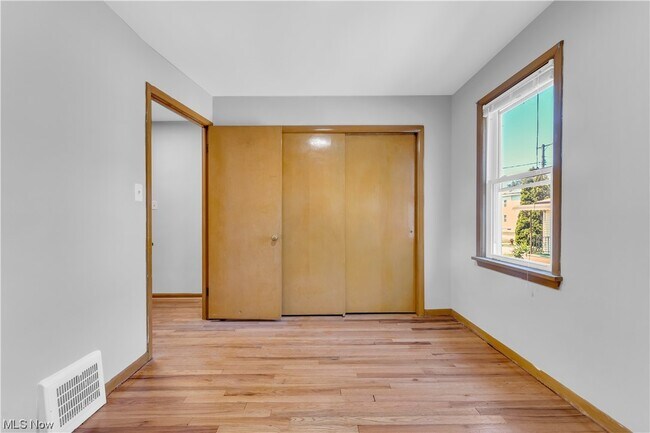 Building Photo - 923 E 218th St