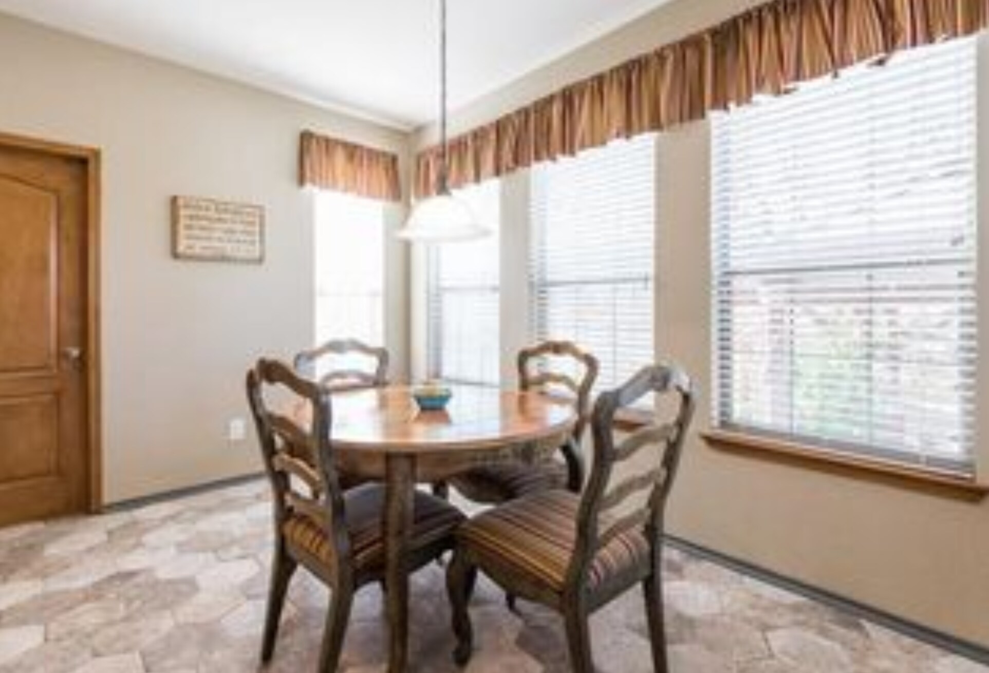 Building Photo - 4405 Woodstock Dr