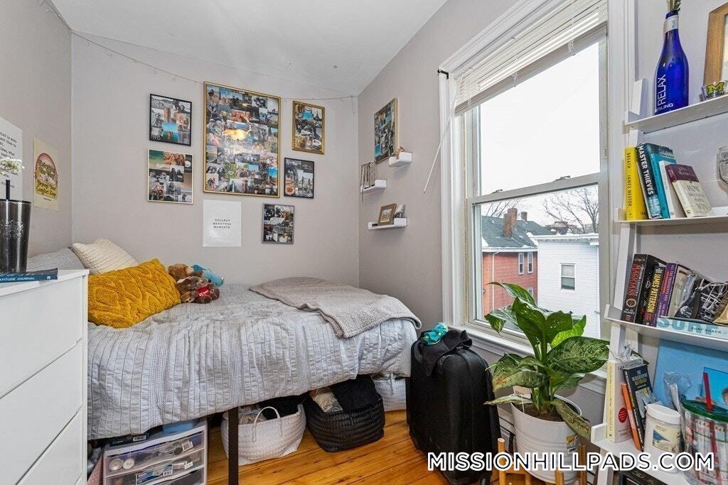 Building Photo - 44 Hillside St