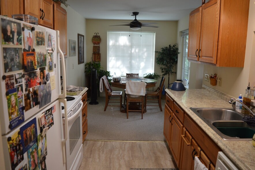 Building Photo - 928 N Thompson Dr