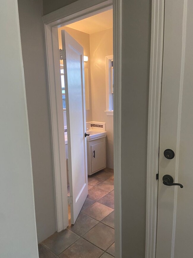 Building Photo - Cute 2 Bedroom Home in the College Neighbo...