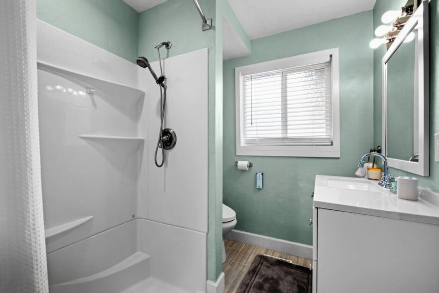 Building Photo - 428 Edwards Ave