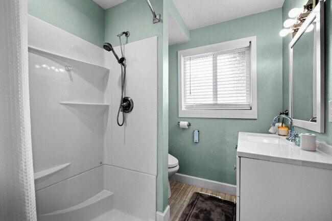 Building Photo - 428 Edwards Ave