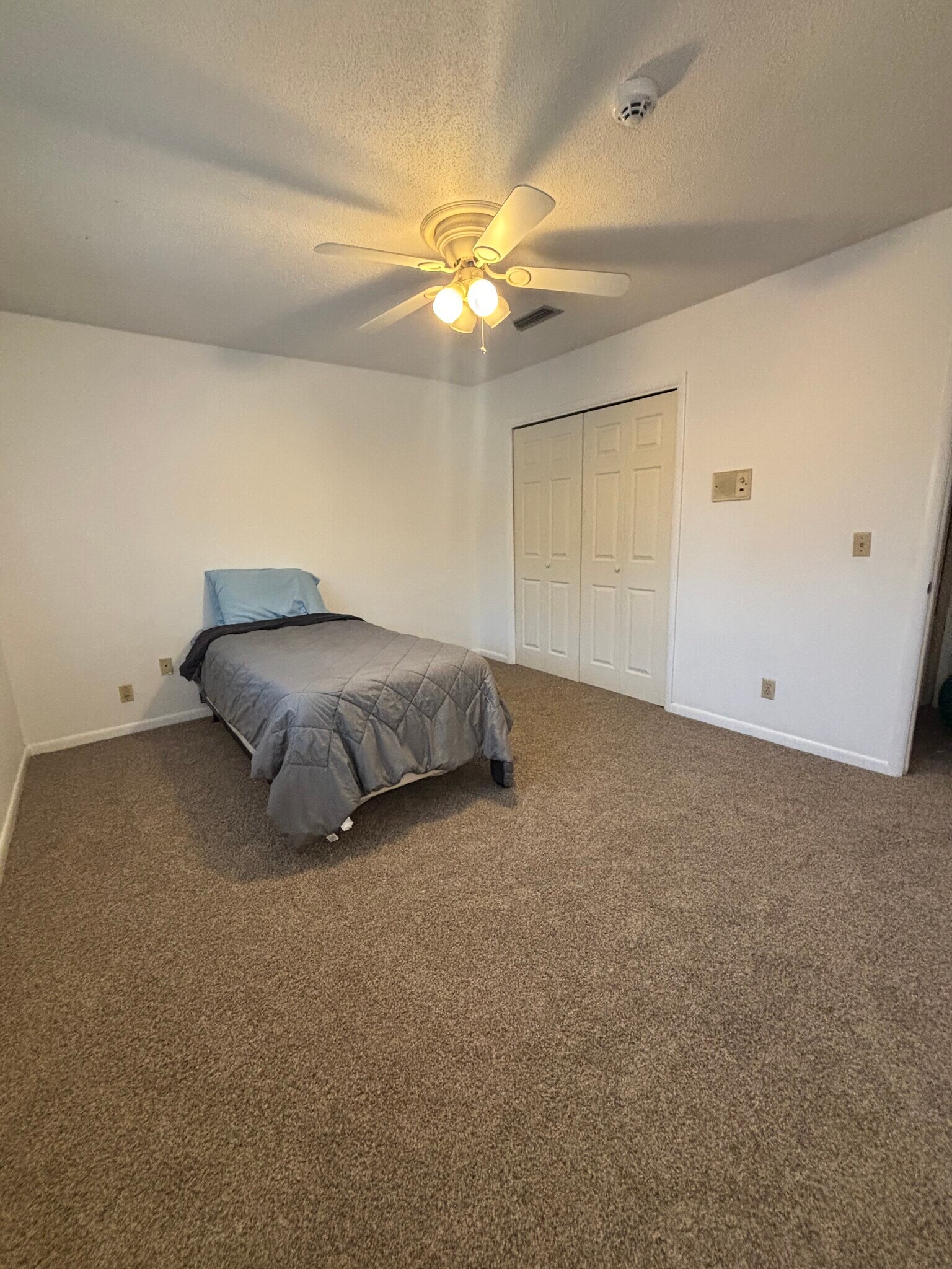 Bedroom 3 - 400 Colonial Dr
