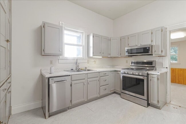 Building Photo - Spacious Updated Cottage