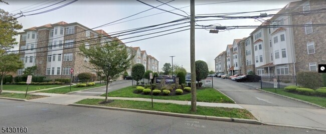 Building Photo - 102 E Elizabeth Ave
