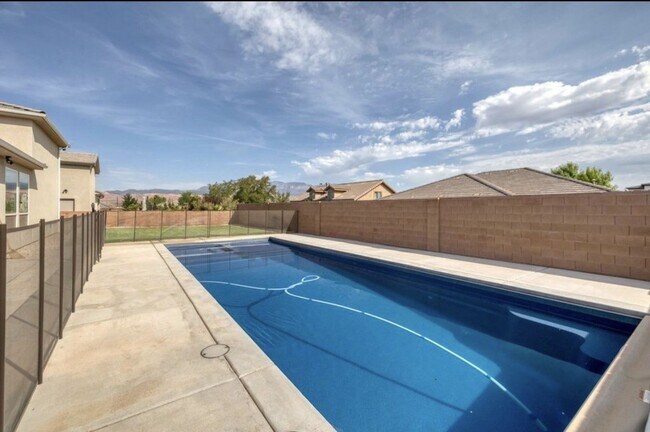 Building Photo - 2579 S Wilson Dr