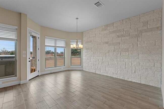 Building Photo - 305 Miranda Wy