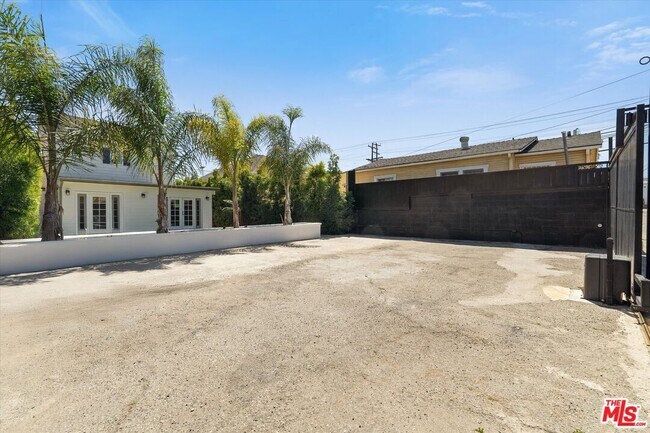 Building Photo - 584 W 10th St