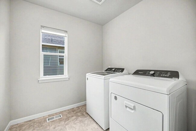 Building Photo - Modern Yelm Home Built in 2023, Walk-In Closets, Deep Storage & Neighborhood Park!