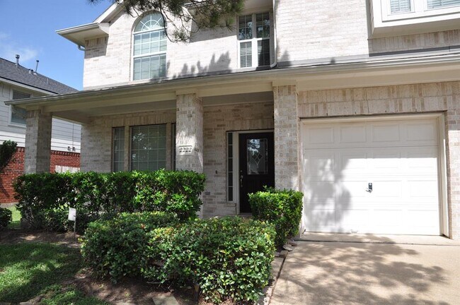 Building Photo - 2222 Drake Falls Dr