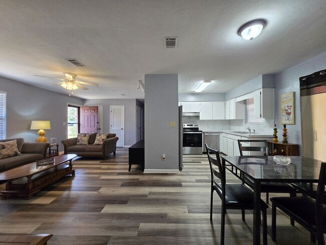 Building Photo - 3/2- Adorable home in Northwood Pines