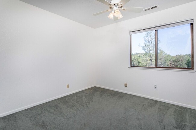 Building Photo - 4 Bedroom Home in West Redding