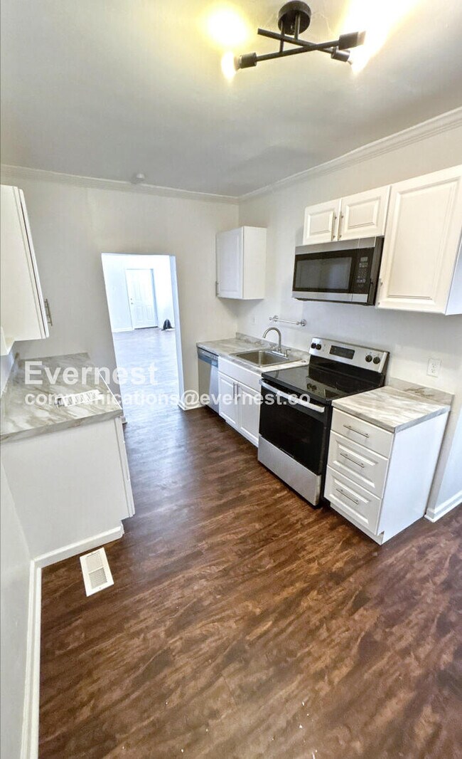 Building Photo - 3 Bed/2 Bath Home with Fenced Yard / Available Now!
