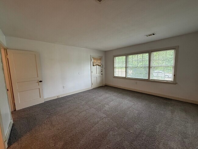 Building Photo - 1164/1166 Raymond Road Duplex