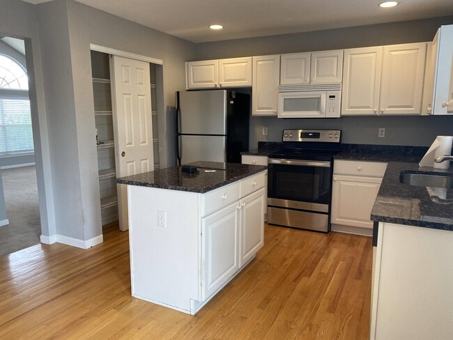 Building Photo - 11960 Meadowood Ln