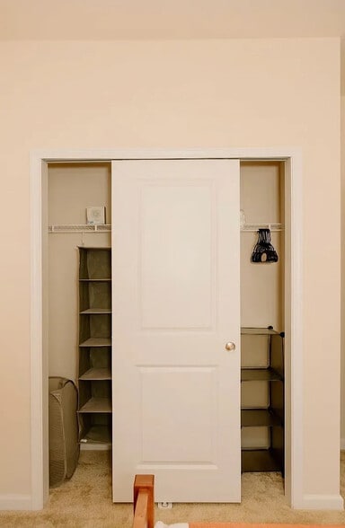 Building Photo - Room in House on Okeechobee Ct