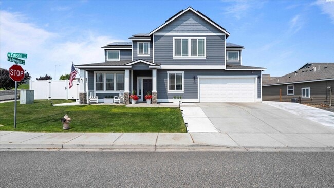 Building Photo - Small Town Charm with Big City Benefits