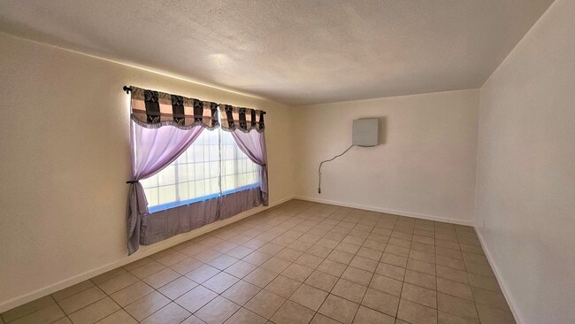 Building Photo - Charming and Comfortable - 4bd / 2bth - Move In Ready Home! Natural Gas and Sewer!