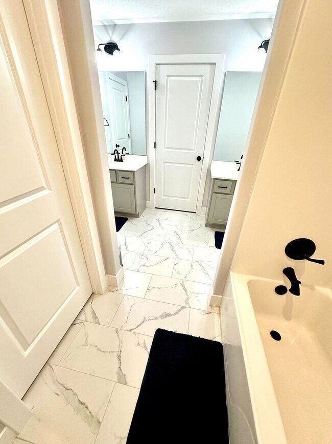 Building Photo - Spacious 5 Bed Home in Bloomington