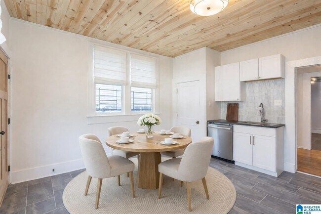 Building Photo - 1500 14th Ave S