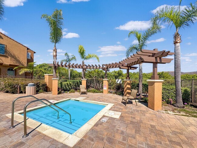 Building Photo - Beautiful 3B/2.5BA Townhome w/ Washer/Drye...