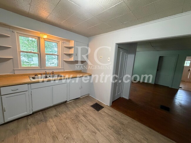 Building Photo - 410 Grant-