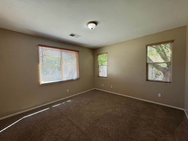 Building Photo - NW Bakersfield home!