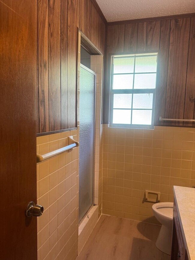 Building Photo - Middle of Town