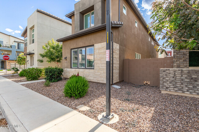 Building Photo - 1310 N Zane Dr