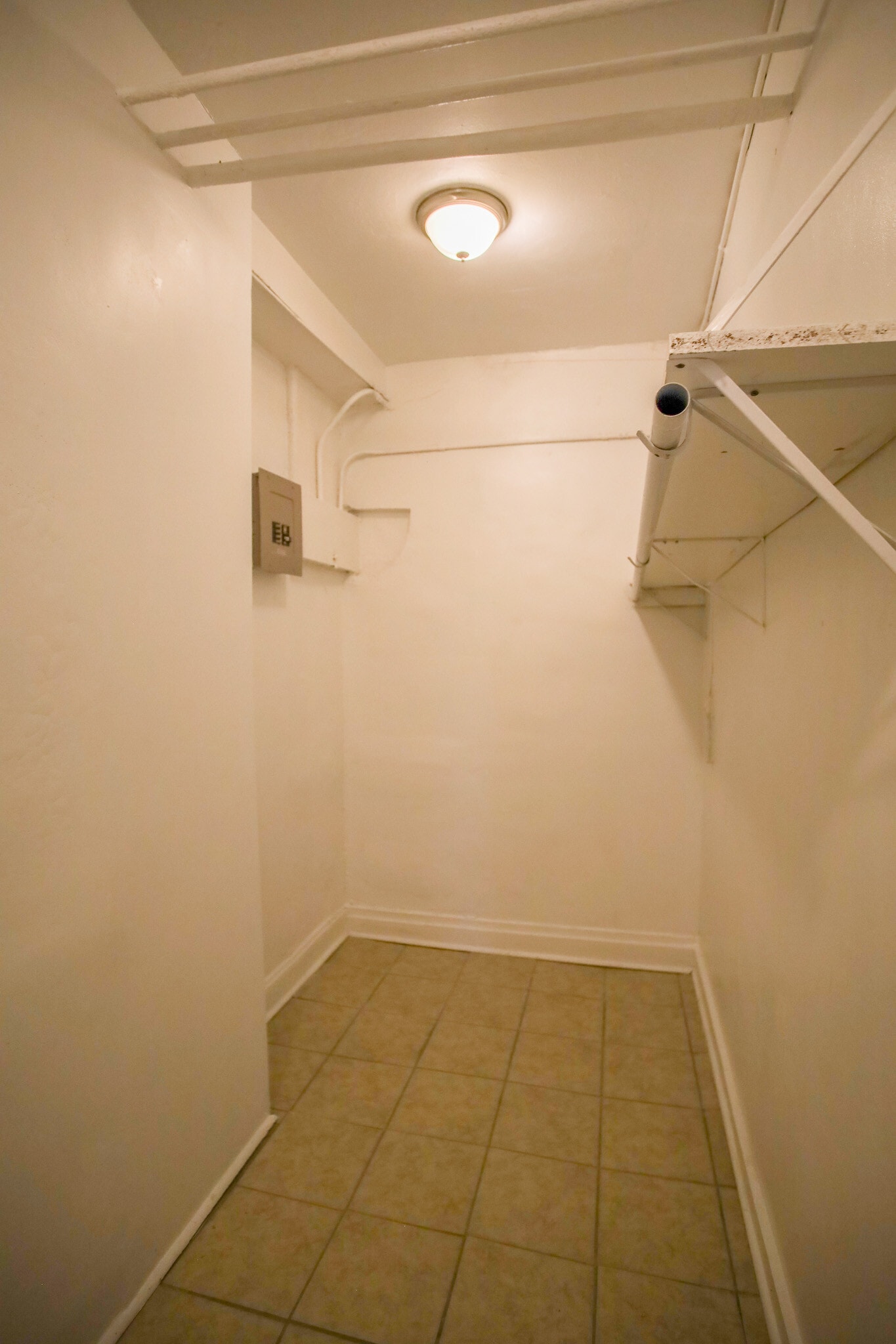 Building Photo - 7445 N Greenview Ave