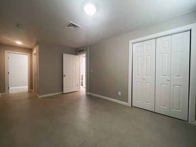 Building Photo - 2330 N Los Altos Ave