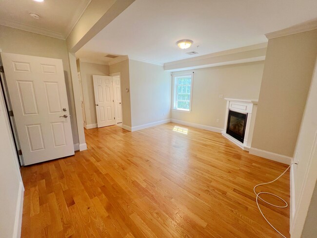 Building Photo - AVAILABLE NOW! Elegant 3-Bed Condo in Prim...