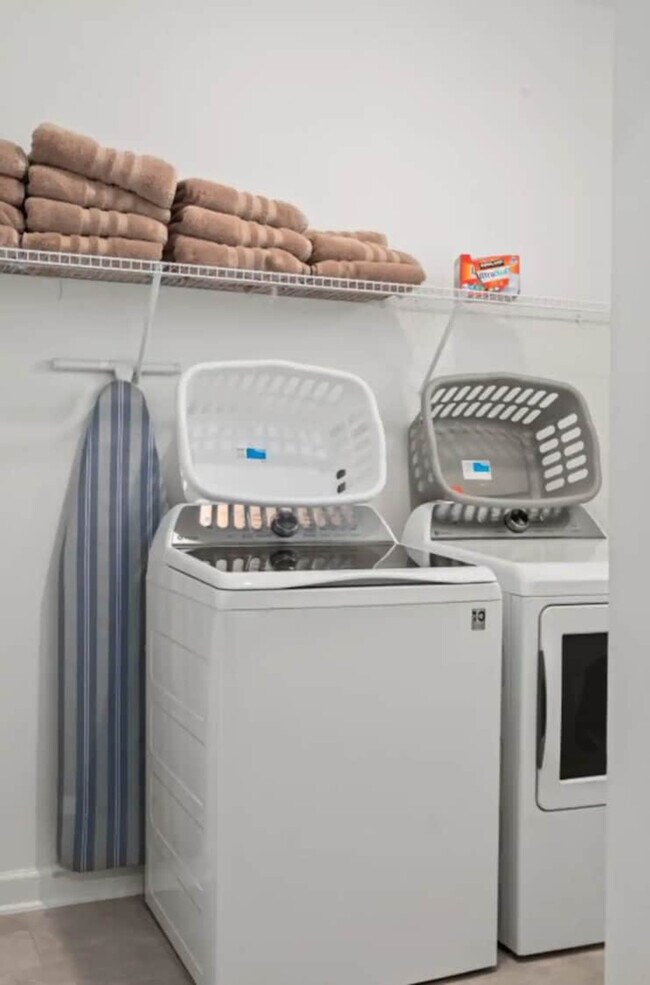 Building Photo - 2641 Scrapbook St