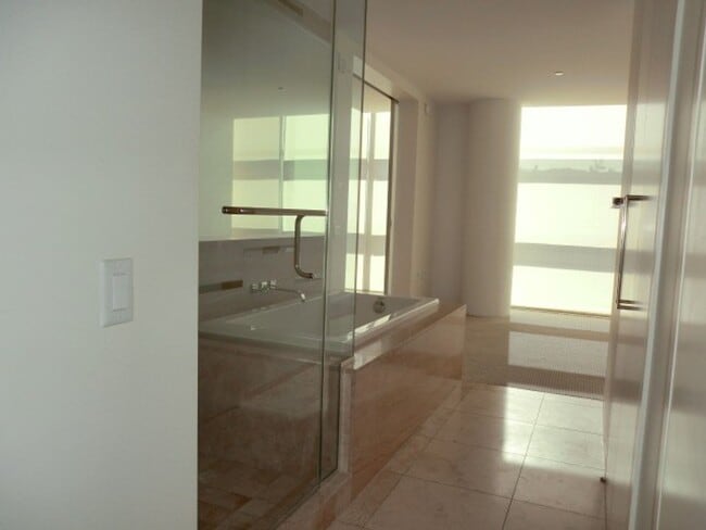 Building Photo - Beautiful 1-bed condo available at Veer