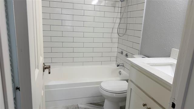 Building Photo - 2300 Balsam Dr